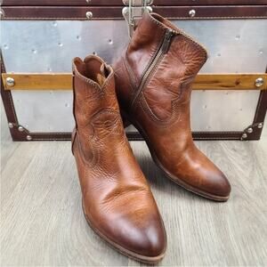 Frye Ray Seam Short Boot Camel Burnished Leather Western Size 6.5